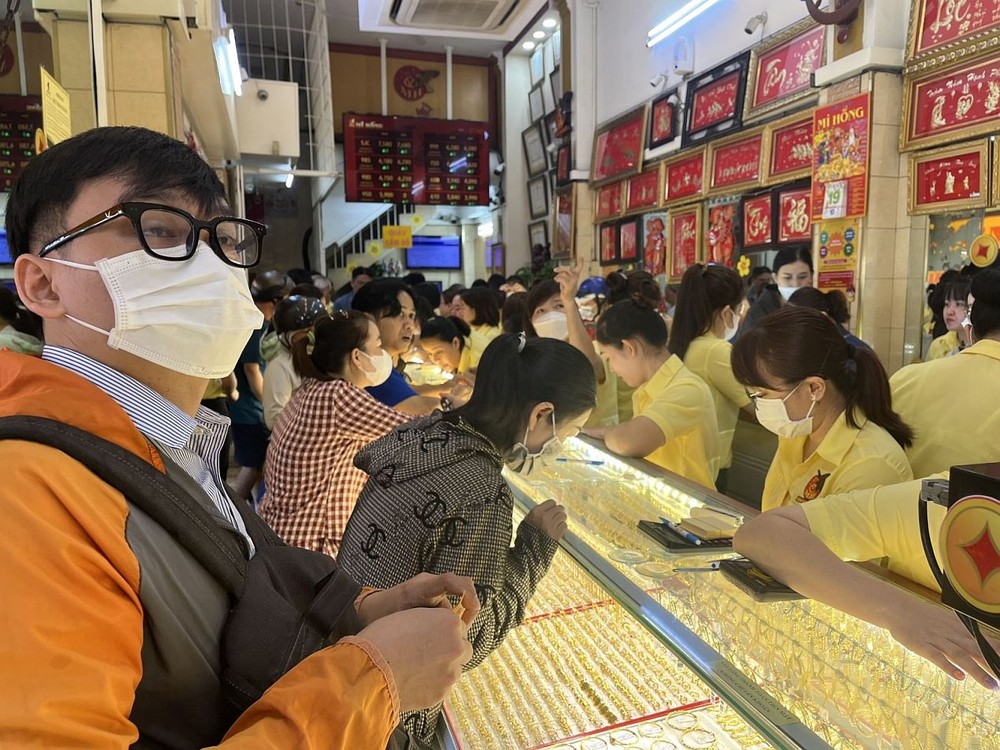 本市平盛郡眉红金铺客似云来购买黄金首饰。（图：黄雪）