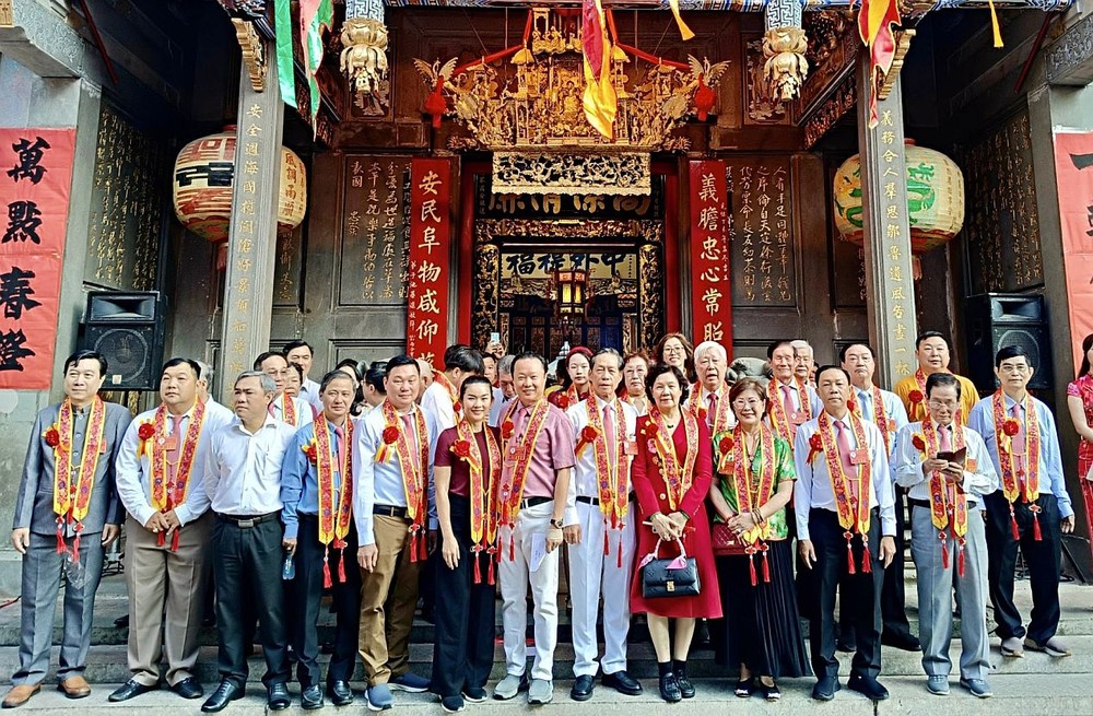 义安会馆一众理事恭迎关圣帝君圣驾出巡。