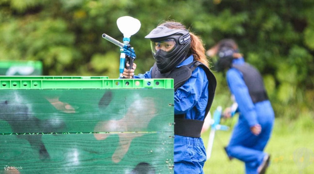彩弹射击运动获众多青年喜爱。