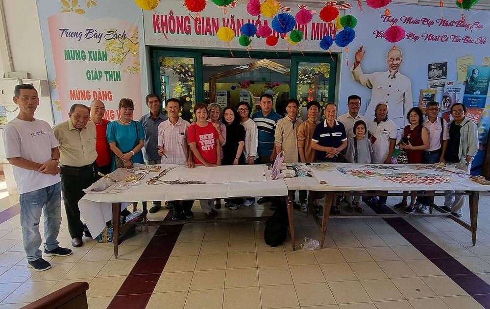 华人画家合绘《 春回芽龙码头》。