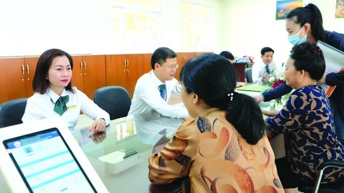 守德市公共行政中心干部指引民众办理行政手续。