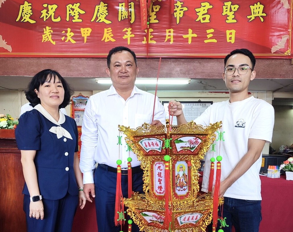 锺家尊（中）以3980万元投得第三号圣灯。