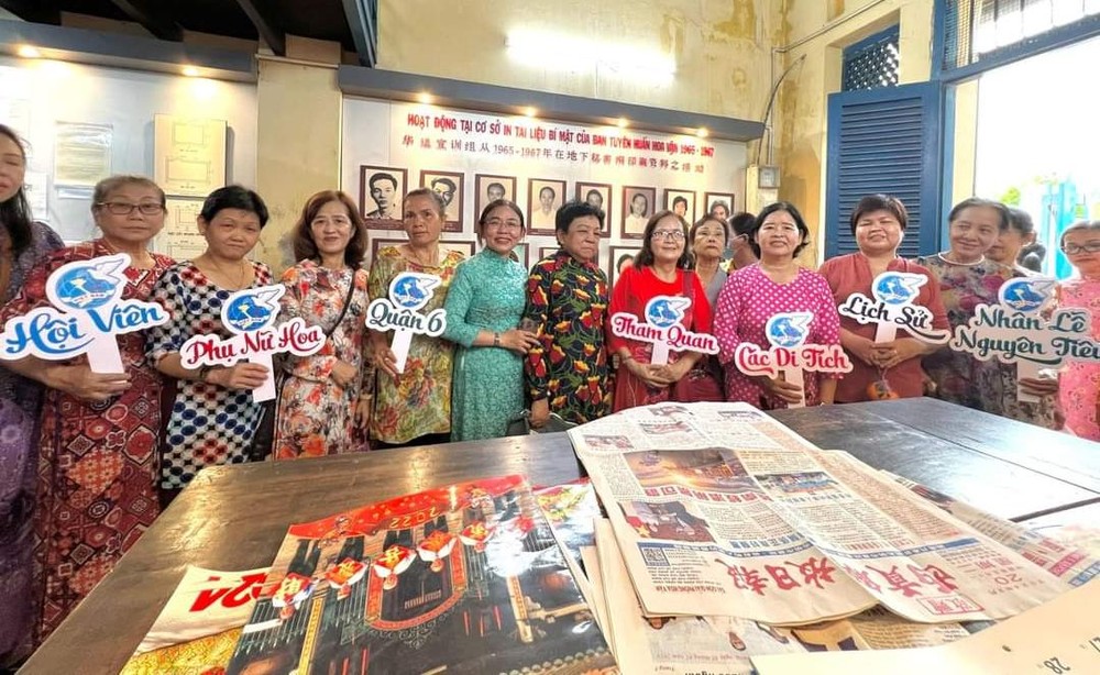 华人妇女参观历史遗迹