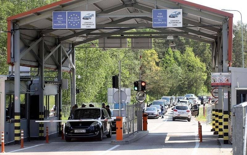 图为 2022年6月4日，车辆在苏姆斯卡斯过境点排队等候。（图：互联网）