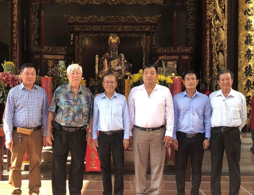 市委常务委员、守德市委书记阮友协（左三）与潮州义安会馆理事长陈裕（左二）和理事会成员合照。