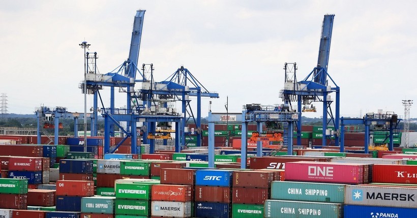 桔莱港集装箱仓库。