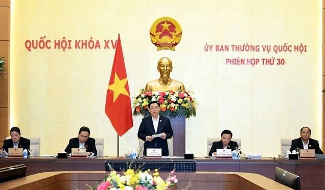 国会主席王廷惠（中）支持会议。（图：林显）