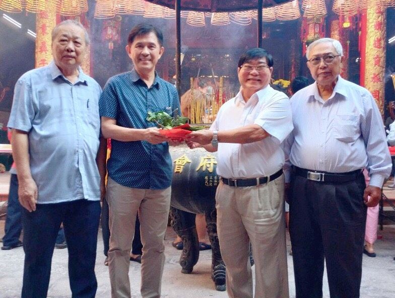 二府会馆理事长彭伟强、副理事长彭志光向海南会馆理事长林明辉和常值副理事长孙盛强送“禄”。