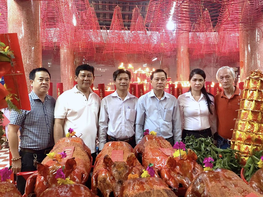 丰富会馆理事会代表与第八郡文化中心代表团合照留念。