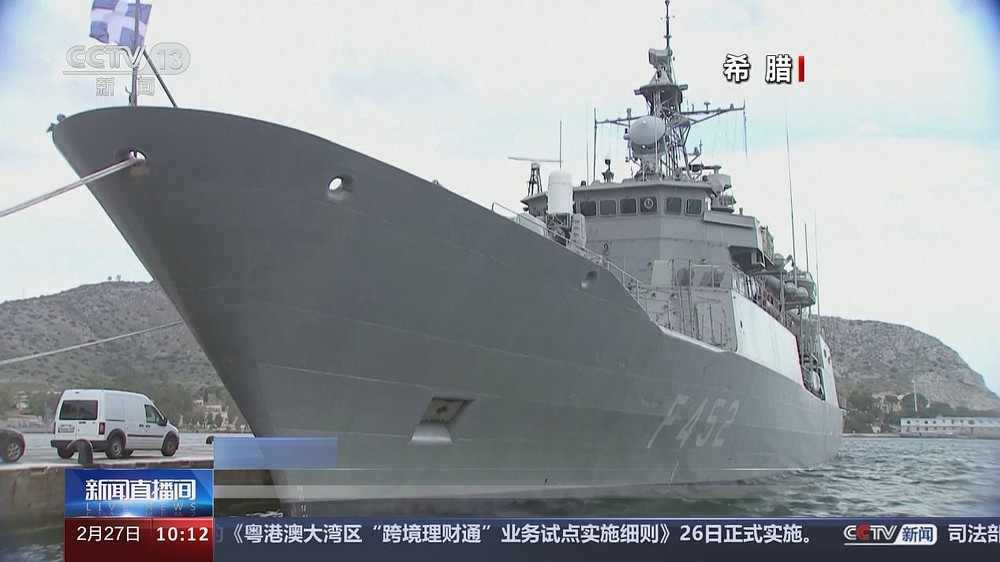 希腊政府26日宣佈本国军舰参与欧洲联盟的红海和海湾地区护航行动，该国“伊兹拉”号护卫舰当天晚些时候向红海水域进发。（图：新华社）