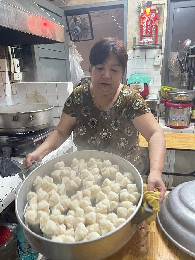 陈锦丽与她製作新鲜出炉的福建发糕。