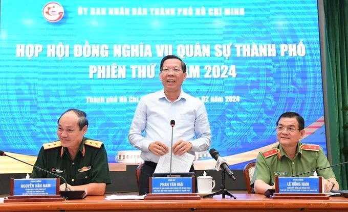 市人委会主席、市军事义务委员会主席潘文迈在会上致词。