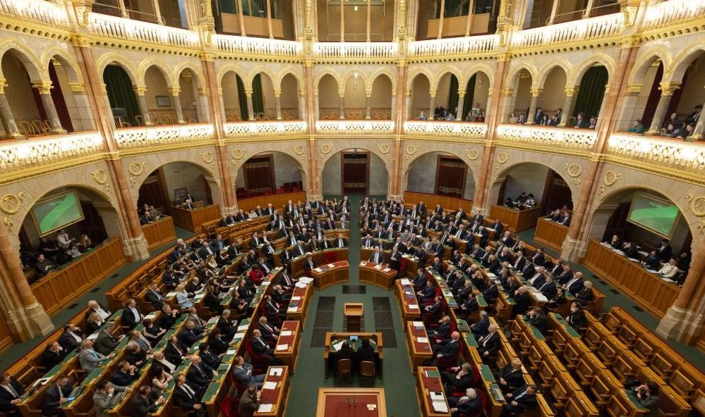 这是2月26日在匈牙利布达佩斯拍摄的匈牙利国会春季会议。（图：新华社）