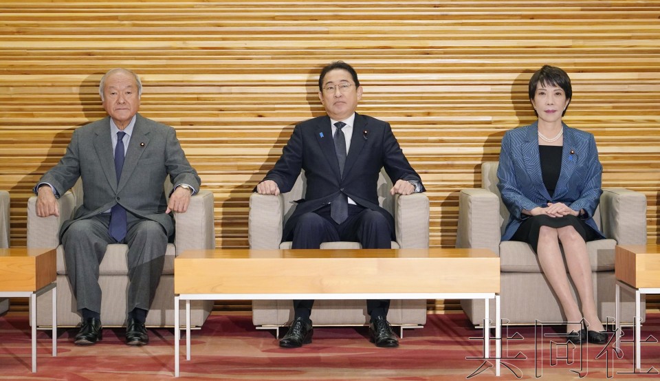 2月27日上午，日本财务相铃木俊一（左起）、首相岸田文雄、经济安保相高市早苗在官邸准备出席内阁会议。（图：共同社）