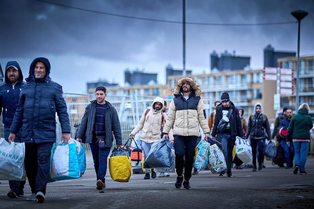 图为2023年11月26日，寻求庇护者从泰尔阿佩尔的登记中心抵达凯克杜因 NH酒店。（图：ANP）