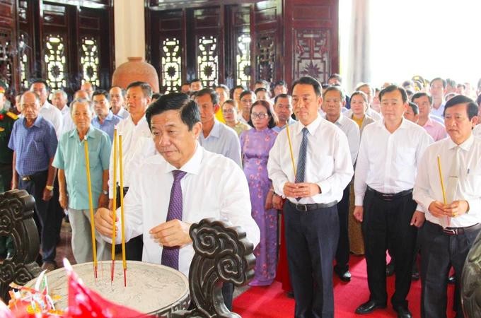 永隆省领导在部长会议主席范雄纪念区敬香。（图：俊光）