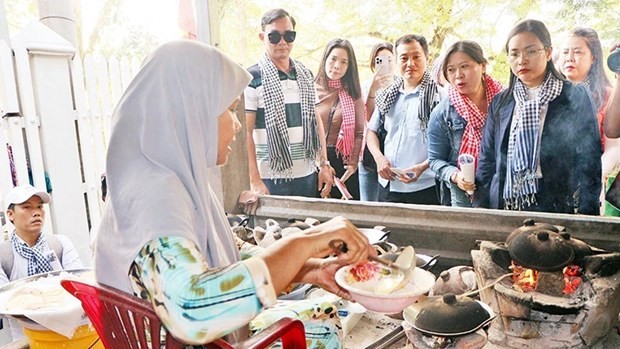 遊客观看师傅製作哈孤发糕。