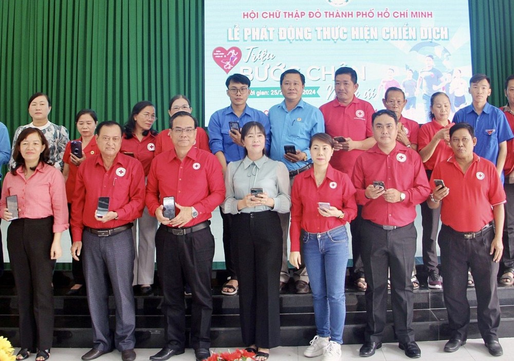 市红十字会领导与各代表、各红十字会成员登记VRace步行软件。