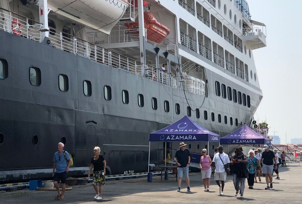 精钻旅行号邮轮抵港后，游客上岸观光遊览。（图：黄雪）