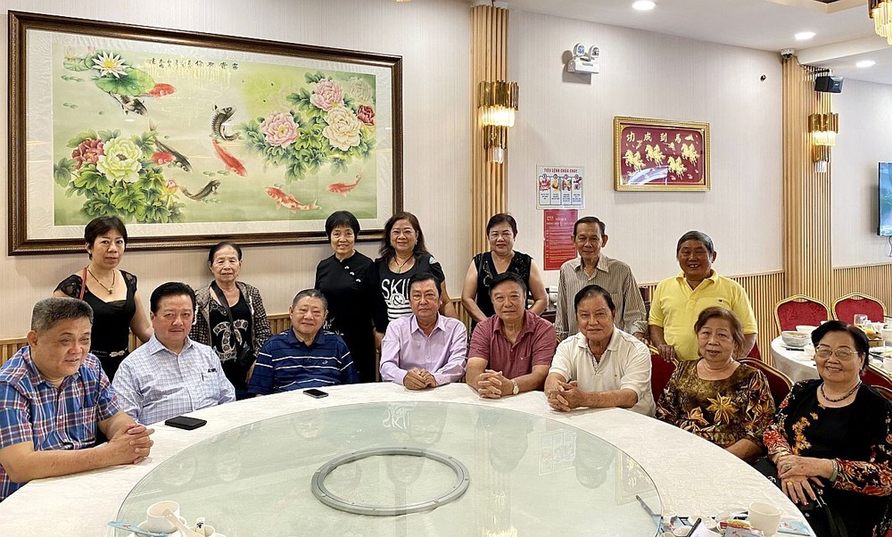 穗城校友会执委欢聚时合照。