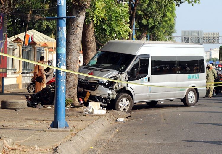 客车与摩托车碰撞致交通堵塞