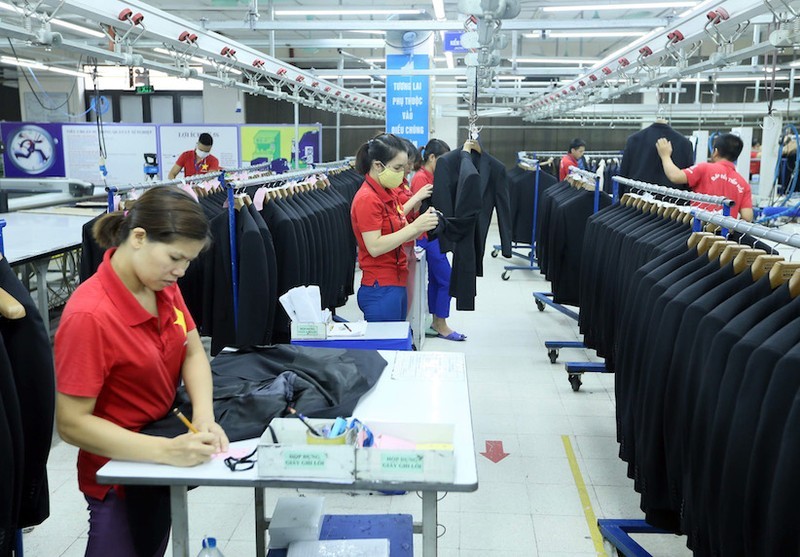 10号成衣总公司的出口西装车间。