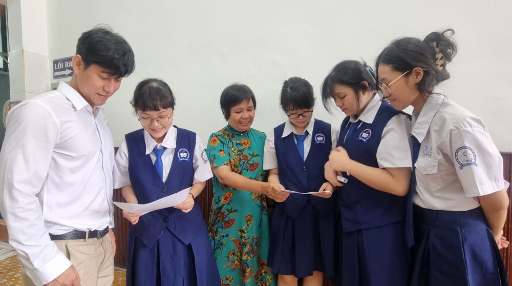 文朗学校高中生向林老师汇报考试结果。