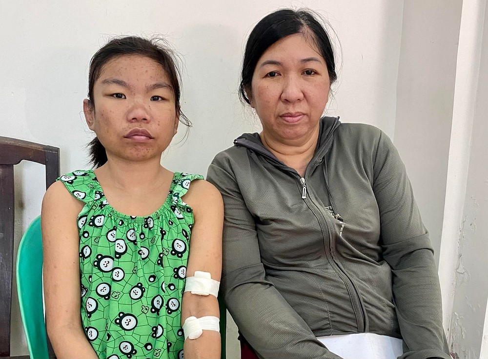 黎氏黄梅与肾病女儿芳薇。