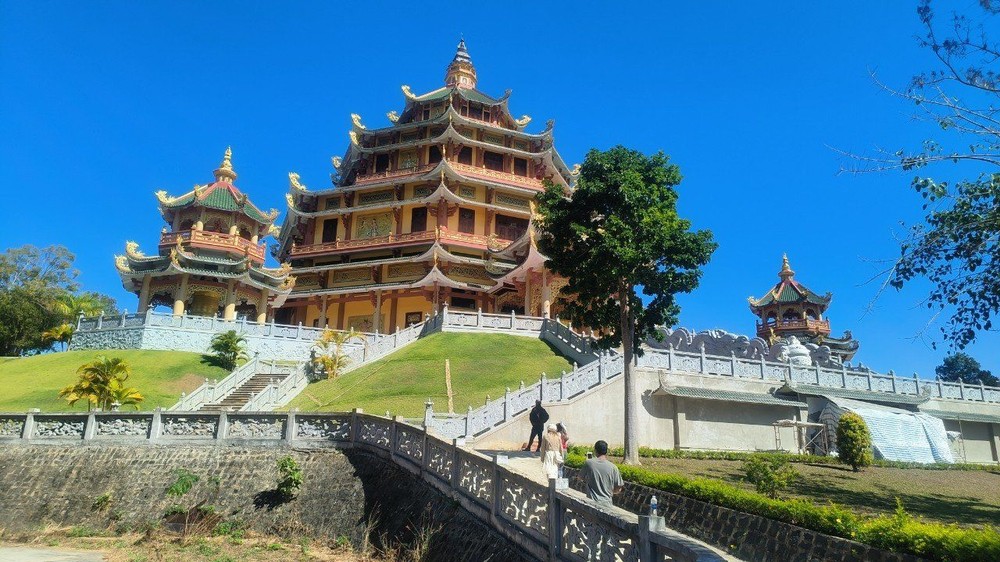 芳莲静处一隅。