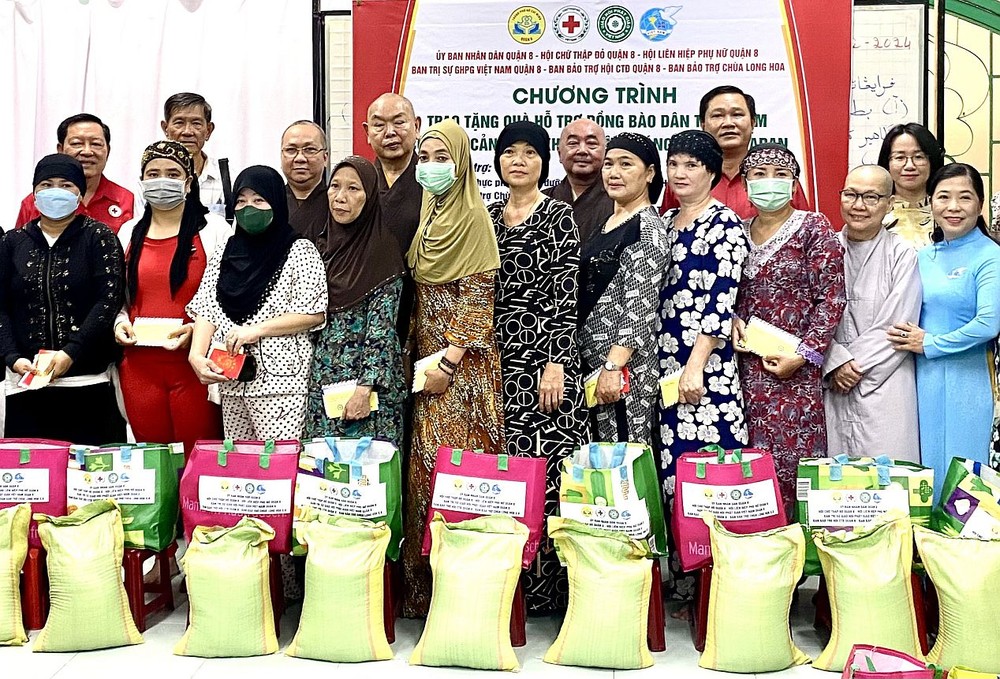 各单位代表向占婆族妇女发送礼物。