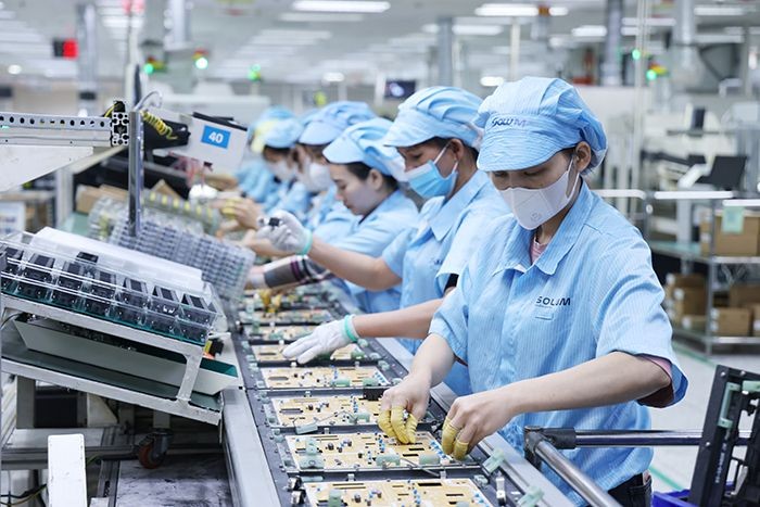 我国的一家电子产品生产线。（图：庆铃）