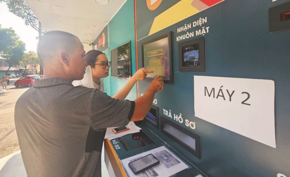 黄世高获第六郡人委会干部指引使用全天候自动接收及退还卷宗结果“柜员机”。