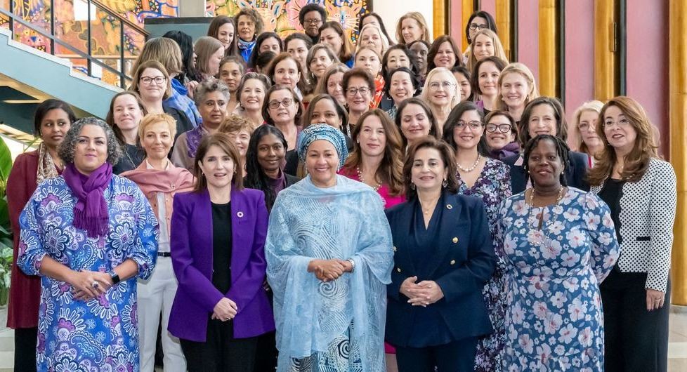 常务副秘书长阿明娜·穆罕默德（中）、联合国妇女署执行主任西玛·巴胡斯与各国驻联合国女大使们一起庆祝2024年3月1日国际妇女节。（图：联合国）