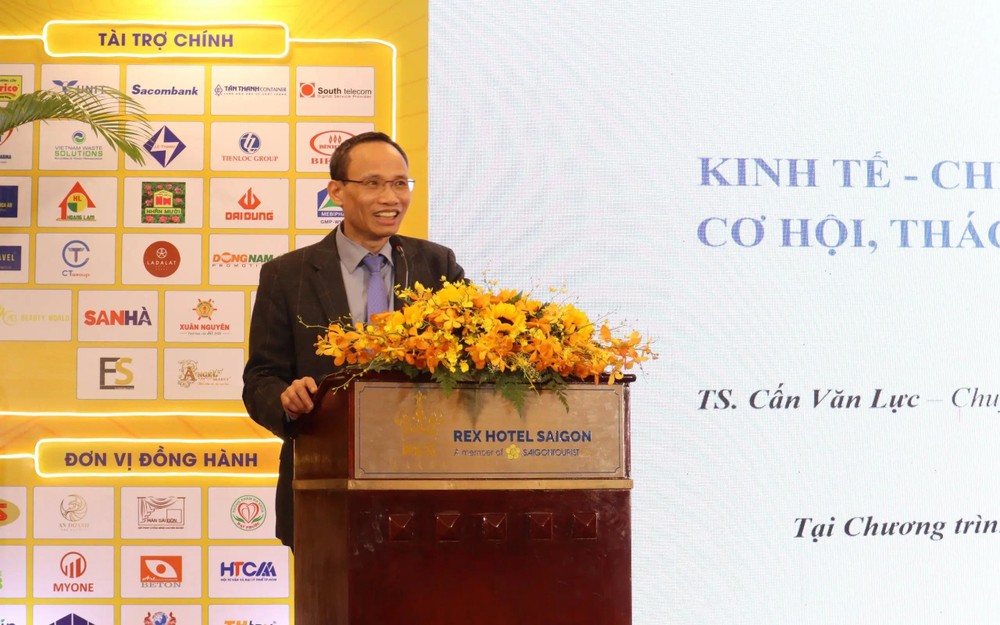 国家货币财政政策谘询委员会委员艮文力博士在聚会上发言。（图：清仁）