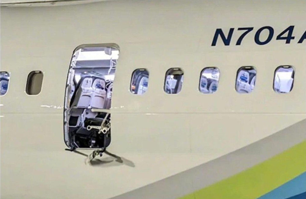 美国西部时间1月5日下午，阿拉斯加航空公司一架波音737 MAX 9型客机在空中发生应急舱门脱落事故。调查人员检查后发现，4个本应将门塞固定到位的螺栓缺失。美国联邦航空管理局之后下令暂时停飞该型飞机。（图：互联网）