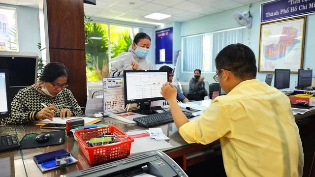 合理增加公务员和非专责人员有助减轻工作压力。