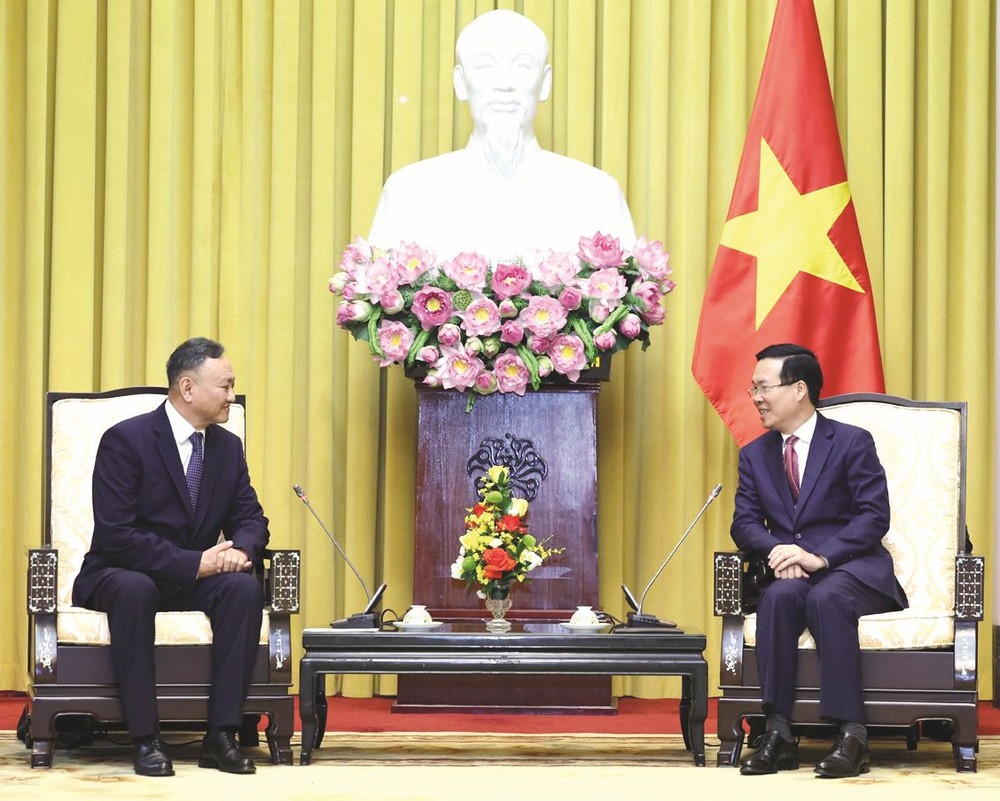 国家主席武文赏与蒙古检察院院长班‧扎尔格勒赛汗交谈。（图：越通社）