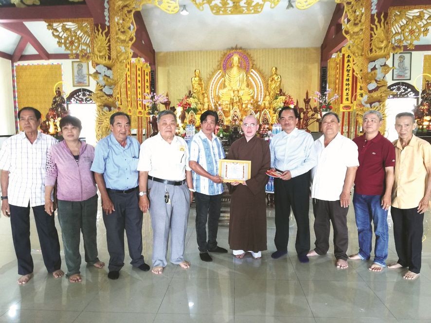苏氏宗祠理事长苏文光(中左)向广德寺住持释德成捐赠经费。