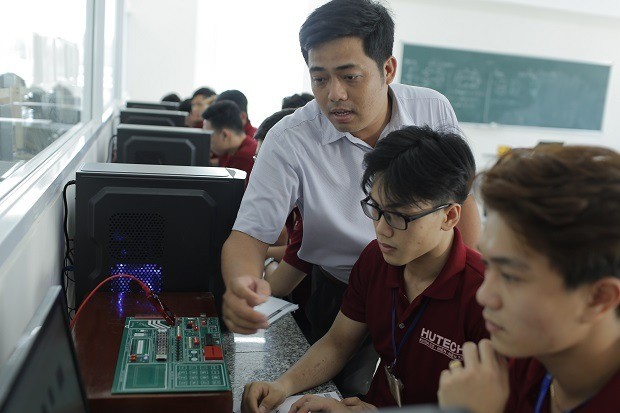 就读机器人与人工智能专业的大学生将具备专业知识、必需技能及电子技术知识。