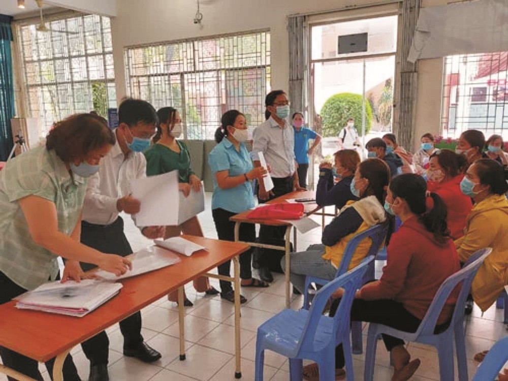 新平郡职能力量向劳工指引追讨社保手续、程序。