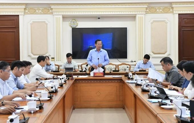 市人委会主席潘文迈（中）主持会议。（图：越勇）