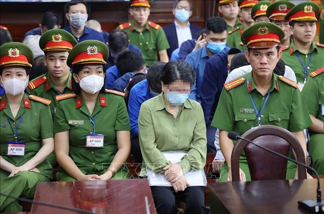 庭审上的被告杜氏嫺（前右二）。（图：越通社）