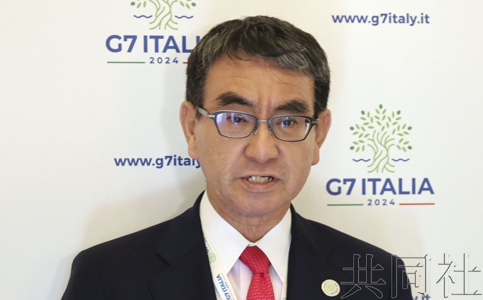 3月15日，日本数字相河野太郎在意大利特伦托接受采访。（图：共同社）