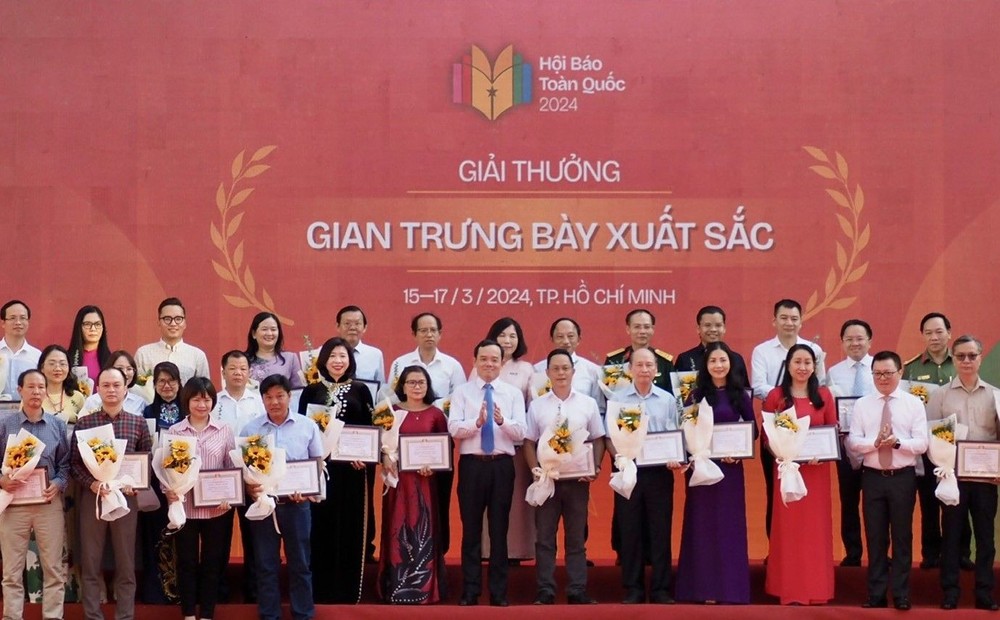 政府副总理陈留光与组委会代表向各报刊颁发最佳展位设计奖。（图：黄雄）
