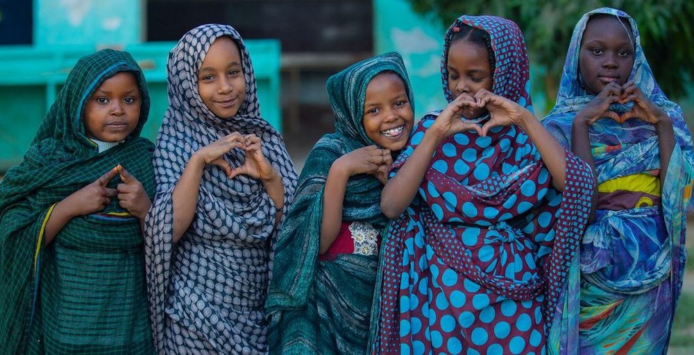 流离失所的女孩在一个由联合国儿童基金会支持的学习空间里玩耍。