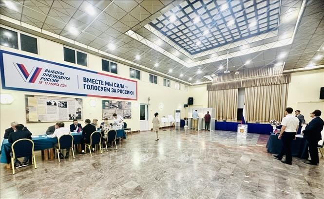 俄国驻越南的选民在俄国驻河内大使馆的投票站进行投票。（图：越通社）