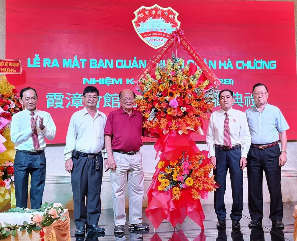 二府、温陵、三山福建会馆向霞漳会馆赠送花篮祝贺。