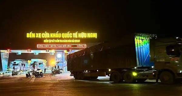 大货车在友谊关国际口岸来回穿梭。（图：阮坚）