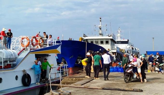 乘船前往富贵岛的游客不断增加。（图：阮进）