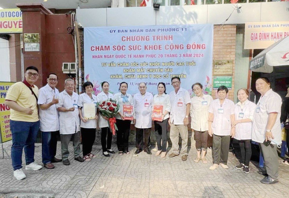 第十一坊领导代表向第五郡东医会成员赠送鲜花致谢。